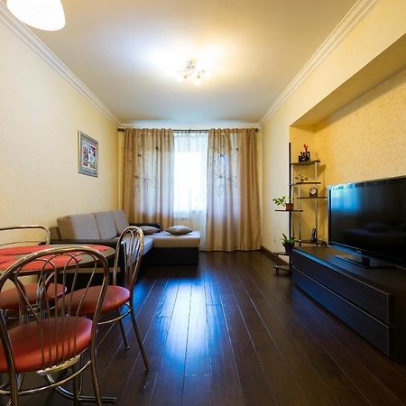 Nadezhda Apartments In Touristic Area, On The Dostyk Avenue 89 Almaty Exterior foto
