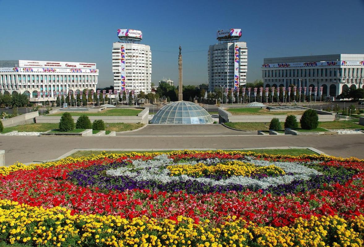 Nadezhda Apartments In Touristic Area, On The Dostyk Avenue 89 Almaty Exterior foto