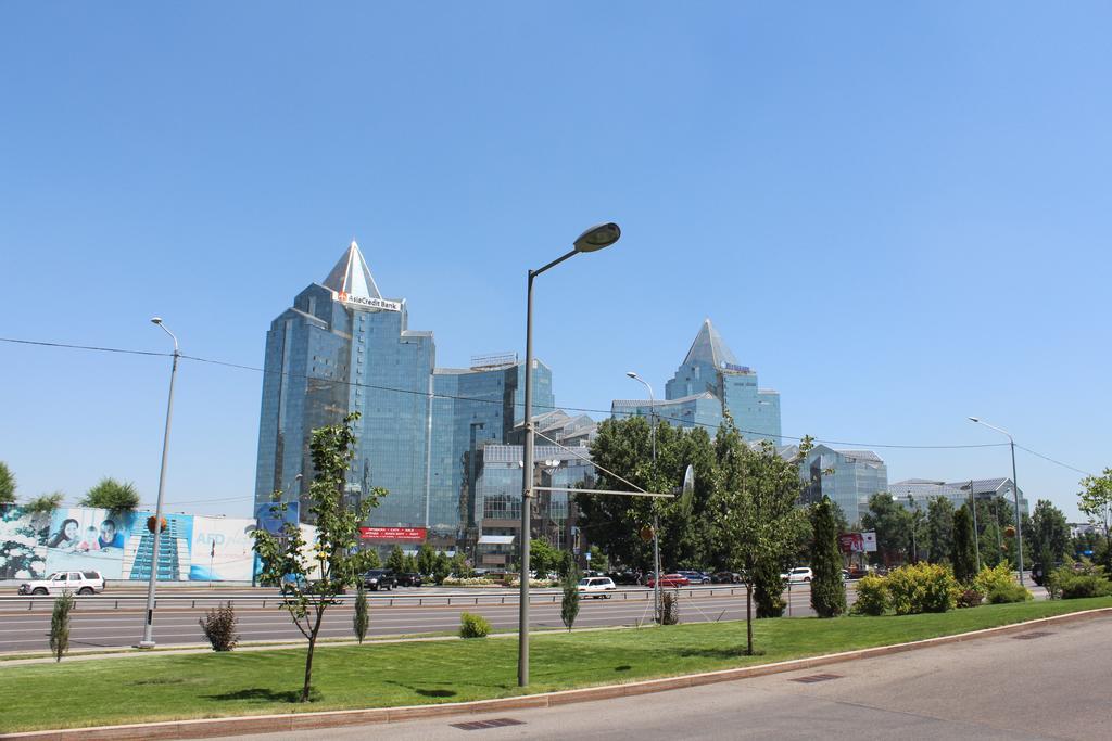 Nadezhda Apartments In Touristic Area, On The Dostyk Avenue 89 Almaty Exterior foto