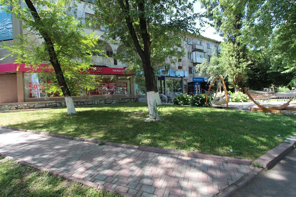 Nadezhda Apartments In Touristic Area, On The Dostyk Avenue 89 Almaty Exterior foto