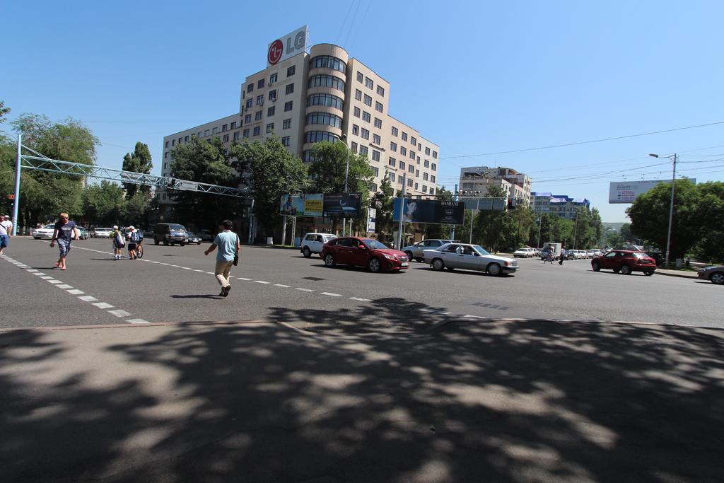 Nadezhda Apartments In Touristic Area, On The Dostyk Avenue 89 Almaty Exterior foto